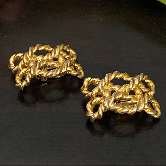 Vintage UnSigned Gold-Tone Twisted Rope Clip On Earrings - Picture 5 of 12